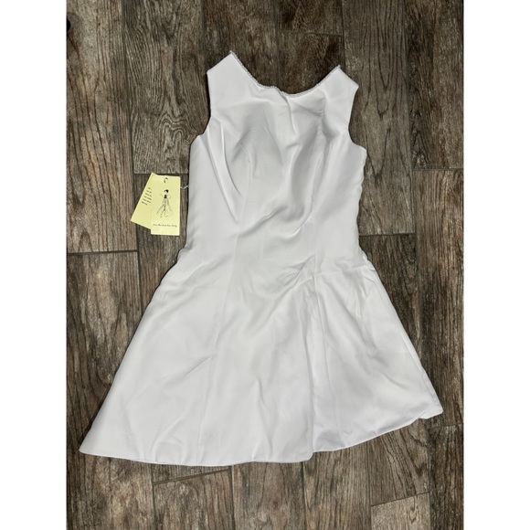Elegant White Sleeveless Dress - Picture 3 of 6